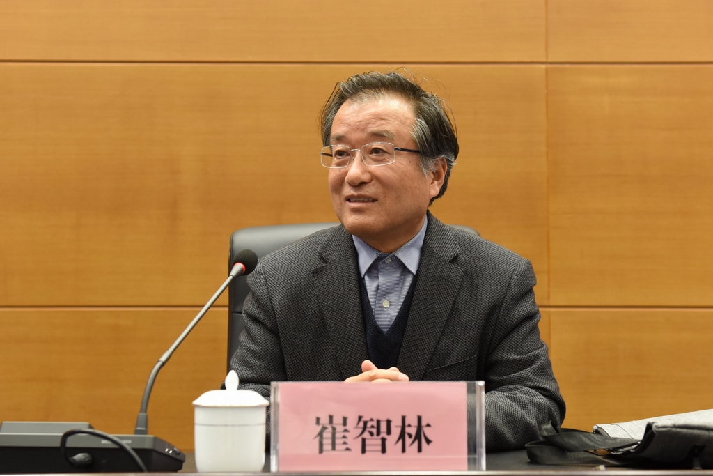 我校党委书记崔智林主持报告会
