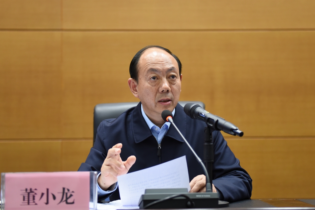 省委高教工委书记董小龙作报告